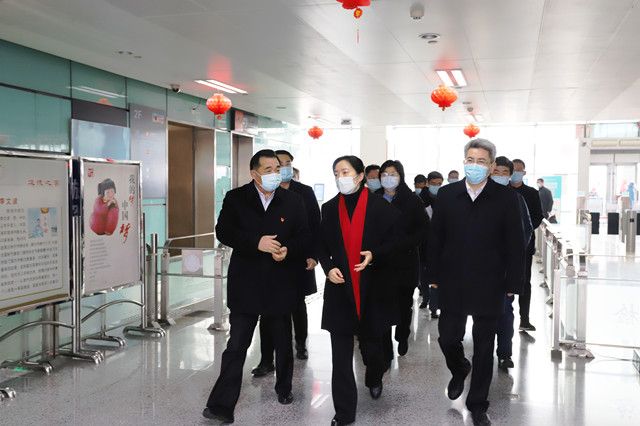 市領(lǐng)導(dǎo)至車站走訪慰問和疫情防控、保供應(yīng)保安全保暢通工作督查