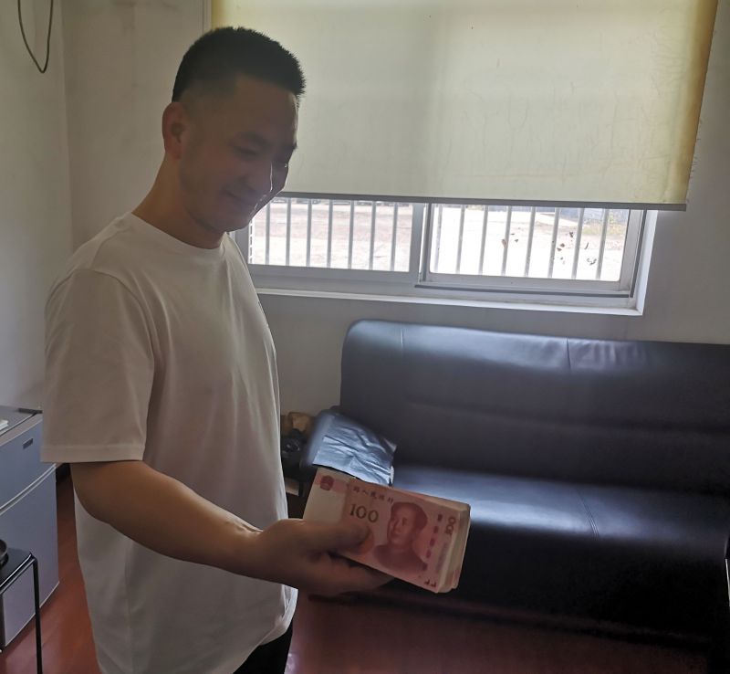 點贊！拾金不昧好的哥 萬元現(xiàn)金物歸原主